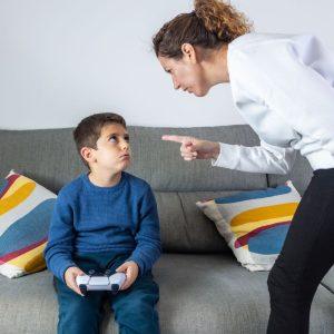 5 pernelyg didelės tėvų kontrolės vaikams pasekmės