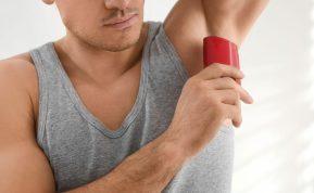 5 veiksmingi būdai, kaip iš drabužių išvalyti dezodoranto dėmes