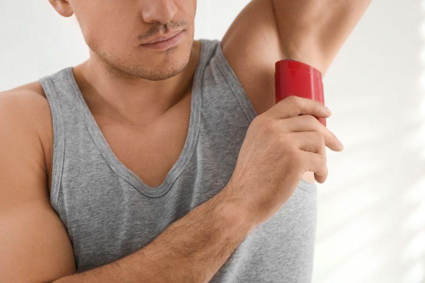 5 veiksmingi būdai, kaip iš drabužių išvalyti dezodoranto dėmes