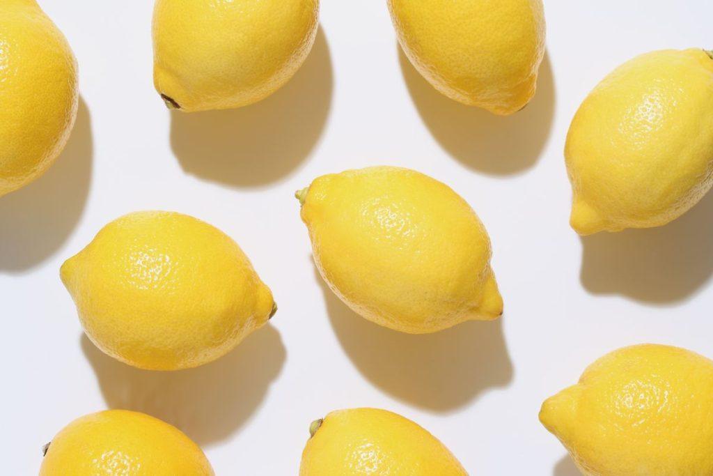 5 veiksmingi būdai, kaip iš drabužių išvalyti dezodoranto dėmes. Metodas su citrina