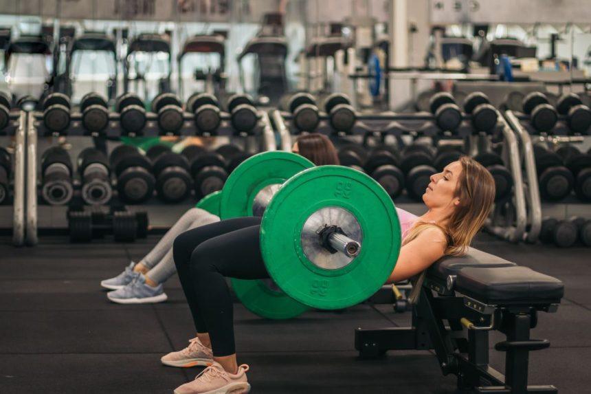 6 efektyvūs pratimai, kurie padės suformuoti sėdmenis ir kojas