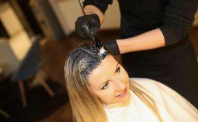 6 plaukų formavimo ir dažymo klaidos, kurios vizualiai prideda papildomų metų