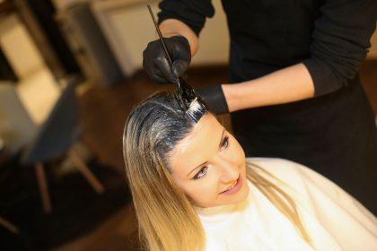 6 plaukų formavimo ir dažymo klaidos, kurios vizualiai prideda papildomų metų