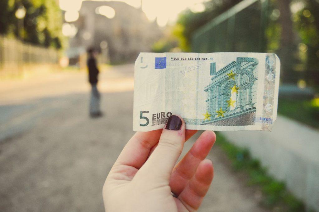 7 grynųjų pinigų ritualai kiekvienai dienai, kurie atneš klestėjimą jūsų gyvenime! SMulkiomis monetomis 5 eur išdalinkite vargšams