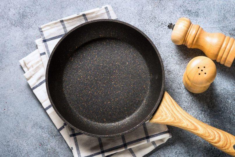 7 klaidos, kurios sugadina keptuvę su nelimpančia danga: ką daro beveik visi