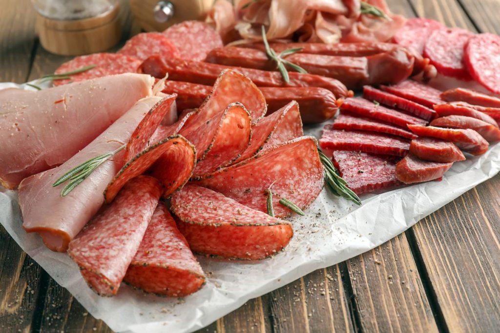 7 maisto produktai, dėl kurių atrodome ir jaučiamės vyresni nei esame. Perdirbta mėsa