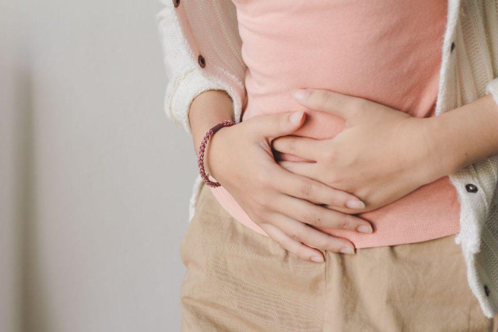 7 tipų pilvo skausmai, dėl kurių reikia skubiai kreiptis į gydytoją. Pilvo skausmas dešiniojoje hipochondrijoje