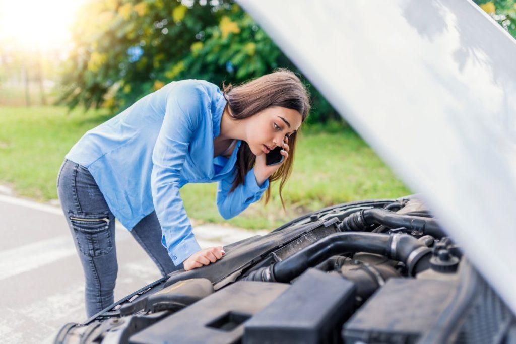 7 ženklai, kad autoservisas jus apgaudinėja. Serviso darbuotojai tyli ir ignoruoja