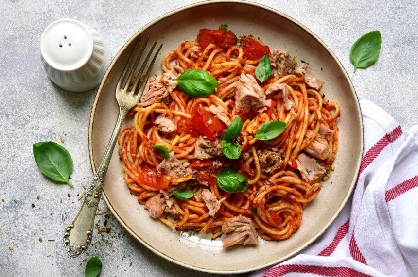 Aštrūs makaronai su tunu