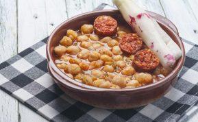 Avinžirnių troškinys su čioriso