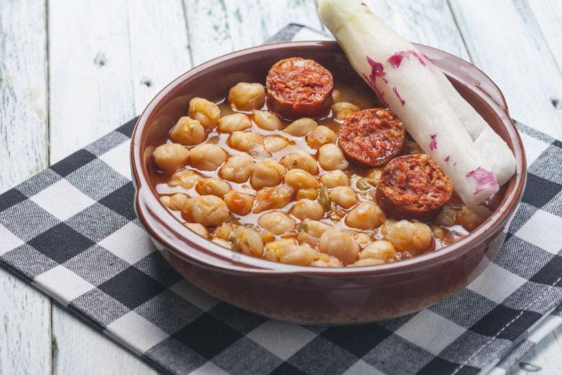 Avinžirnių troškinys su čioriso