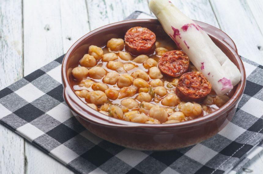 Avinžirnių troškinys su čioriso