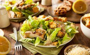 Cezario salotos su vištiena