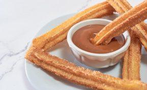 Churros su sūdytos karamelės padažu