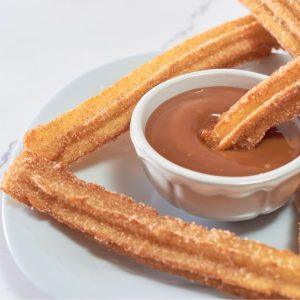 Churros su sūdytos karamelės padažu