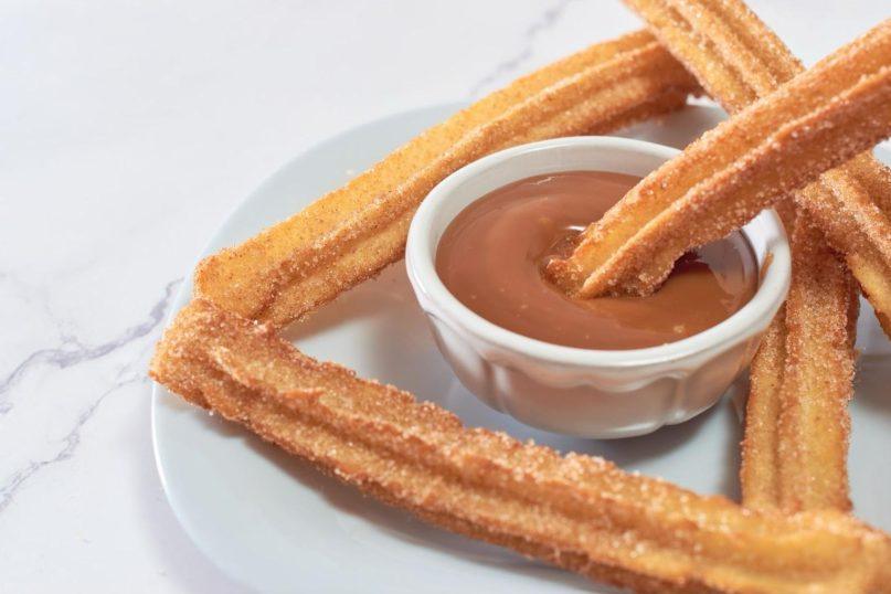 Churros su sūdytos karamelės padažu