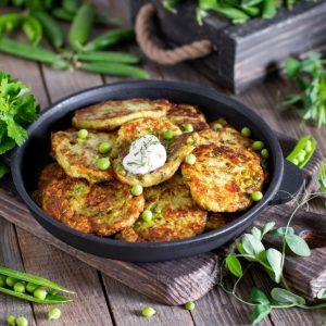 Cukinijų ir žaliųjų žirnelių blyneliai