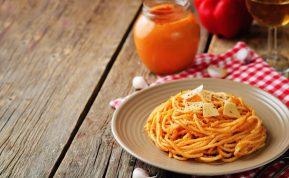 Keptų paprikų ir pomidorų padažo makaronai