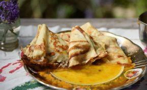 Lietiniai blynai su apelsininiu padažu