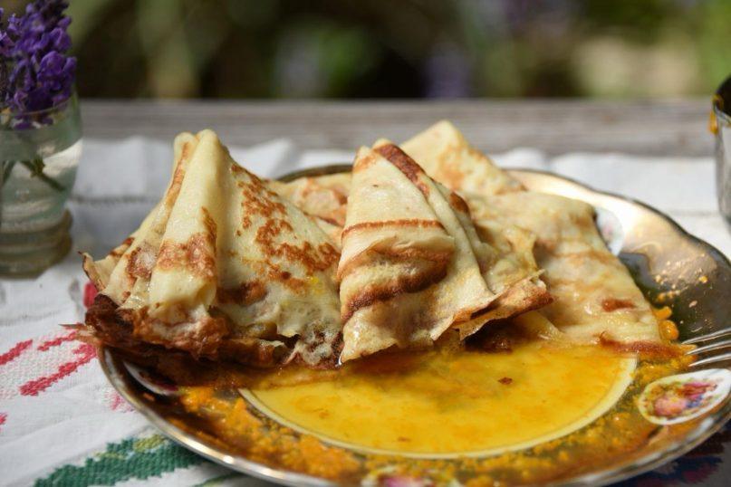 Lietiniai blynai su apelsininiu padažu