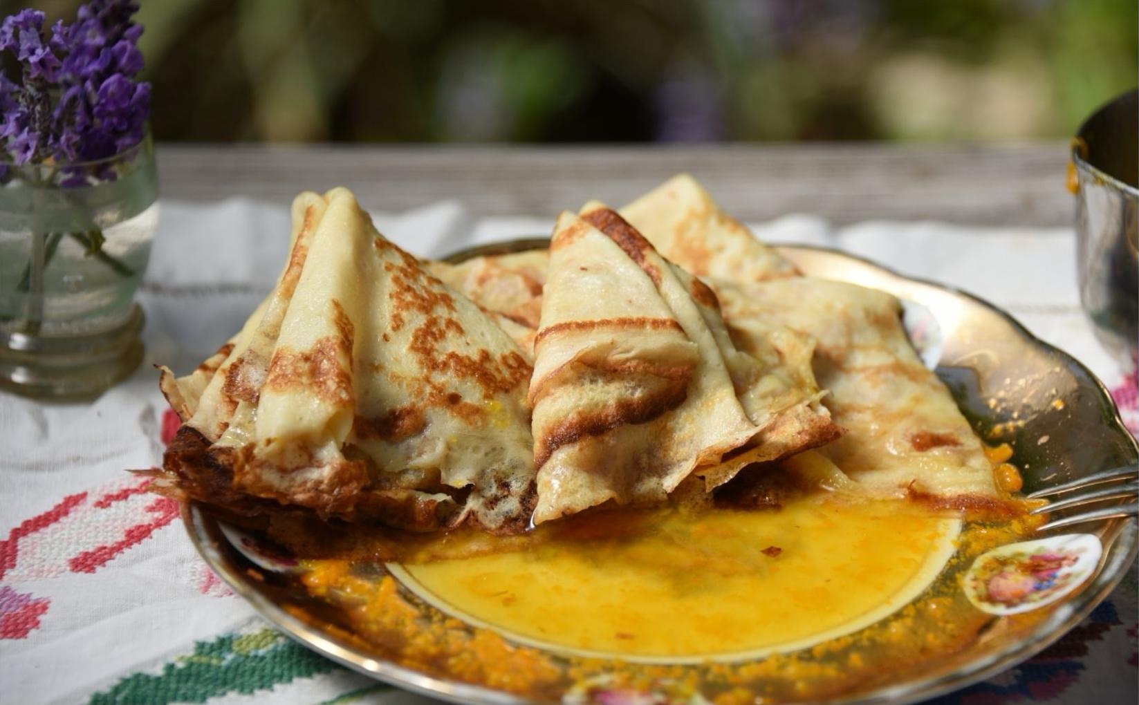 Lietiniai blynai su apelsininiu padažu