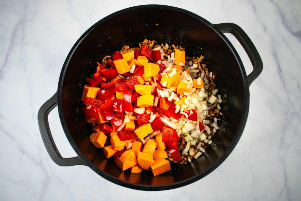 Maltos kalakutienos troškinys. Daržovės puode