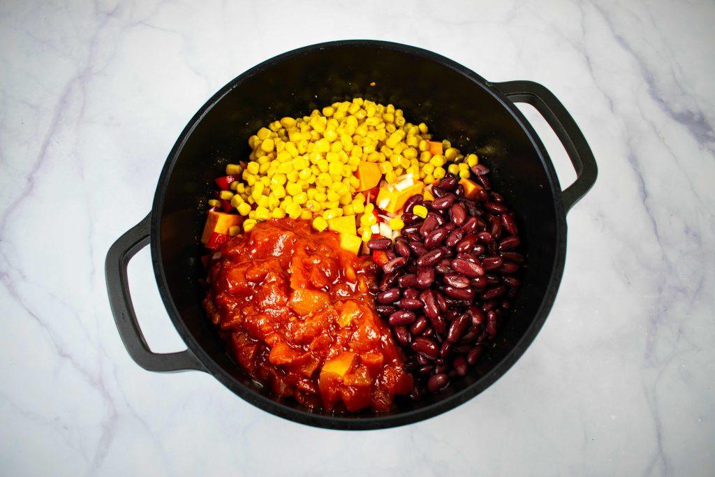 Maltos kalakutienos troškinys. Kukurūzai, pomidorai