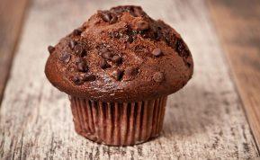 Šokoladiniai keksiukai su šokolado gabaliukais