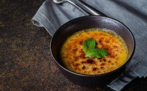 Šokoladinis krembriule su avietėmis