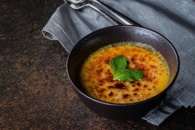 Šokoladinis krembriule su avietėmis