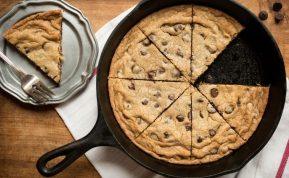 Šokoladinis sausainis keptuvėje