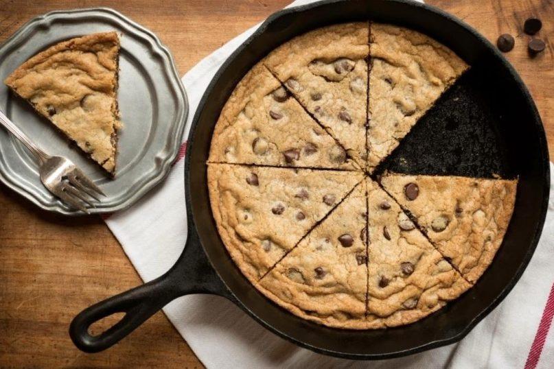 Šokoladinis sausainis keptuvėje