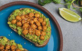 Traškūs avinžirniai ant skrebučio