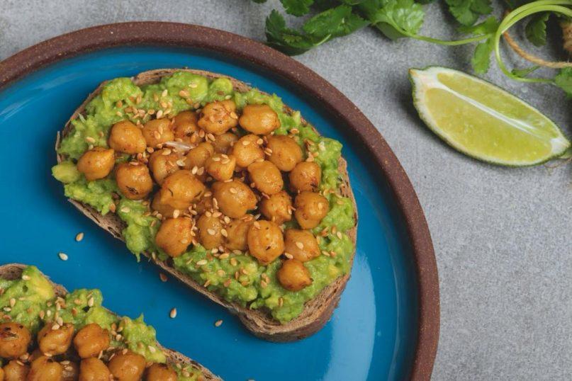 Traškūs avinžirniai ant skrebučio