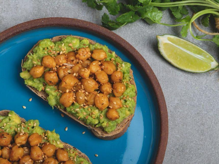 Traškūs avinžirniai ant skrebučio