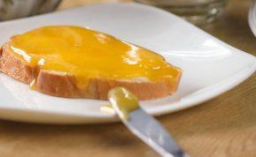 Ant duonos riekės užtepkite medaus ir pabarstykite cinamonu