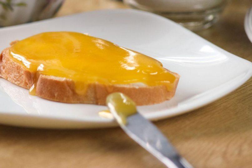 Ant duonos riekės užtepkite medaus ir pabarstykite cinamonu