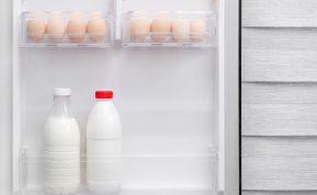 Ar pieną laikote šaldytuvo durelėse? Jis greitai praras savo šviežumą