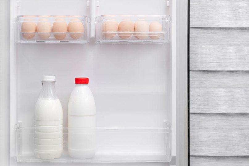 Ar pieną laikote šaldytuvo durelėse? Jis greitai praras savo šviežumą