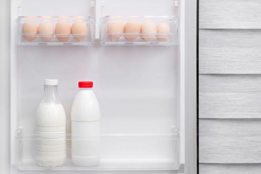 Ar pieną laikote šaldytuvo durelėse? Jis greitai praras savo šviežumą
