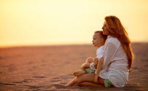 Ar tiesa, kad mamos sūnų myli labiau, nei dukrą?