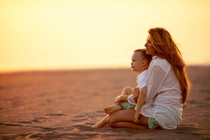 Ar tiesa, kad mamos sūnų myli labiau, nei dukrą?