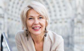 Atraskite jauninančias plaukų spalvas: madingi atspalviai moterims po 50-ies