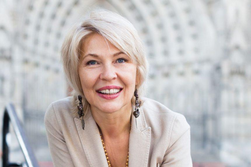 Atraskite jauninančias plaukų spalvas: madingi atspalviai moterims po 50-ies