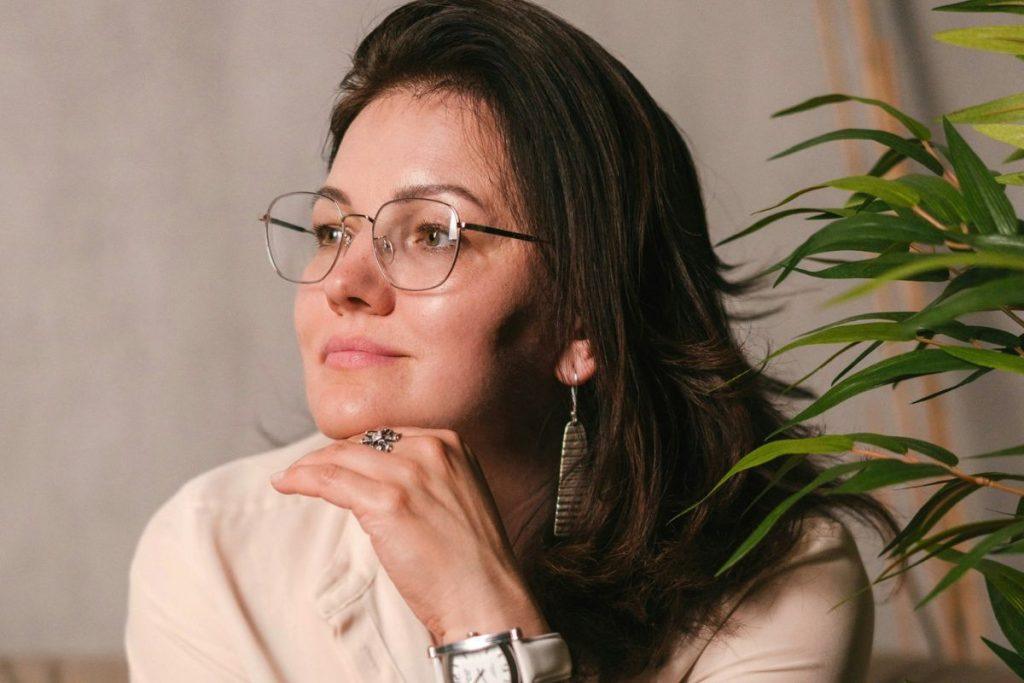 Atraskite jauninančias plaukų spalvas: madingi atspalviai moterims po 50-ies. Tamsesni plaukai: kaip išlaikyti švelnumą?