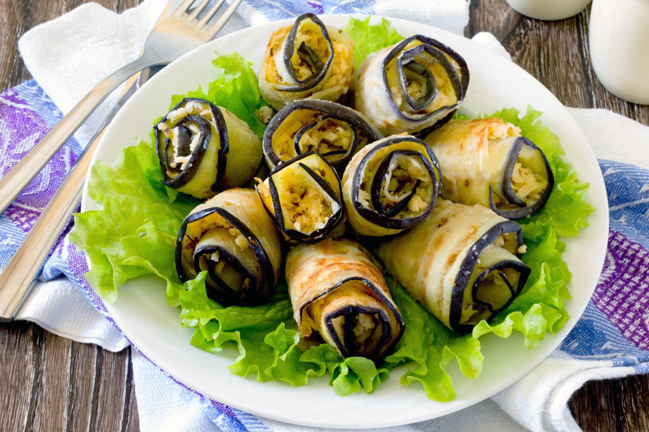 Baklažanų ritinėliai su sūriu ir česnaku. Užkandis kiekvienai progai!