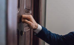 Beldimas į duris ar langą naktį: ką reiškia šis ženklas?