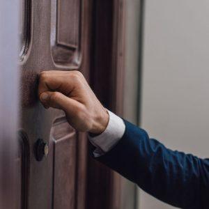 Beldimas į duris ar langą naktį: ką reiškia šis ženklas?