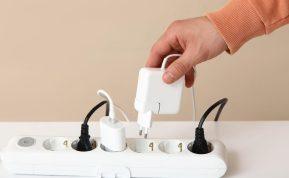 Saugūs namai: 8 daiktai, kurių niekada nereikėtų jungti prie ilgintuvo