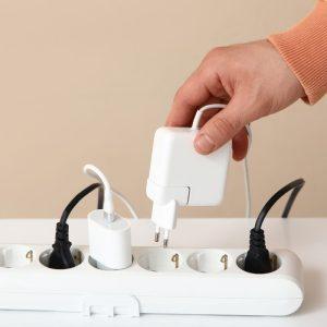 Saugūs namai: 8 daiktai, kurių niekada nereikėtų jungti prie ilgintuvo